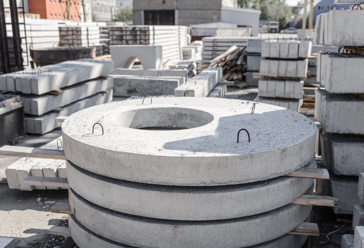 Vorgefertigte Baufertigteile aus Beton.