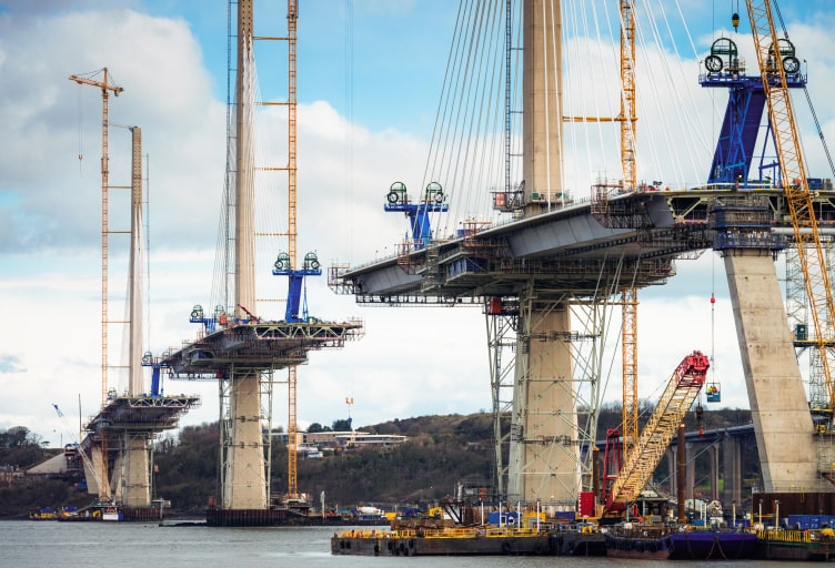 Bauarbeiten an einer neuen Brücke.