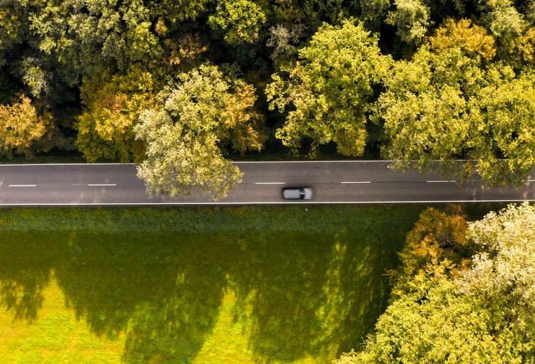 Feldweg in einer ländlichen Umgebung.