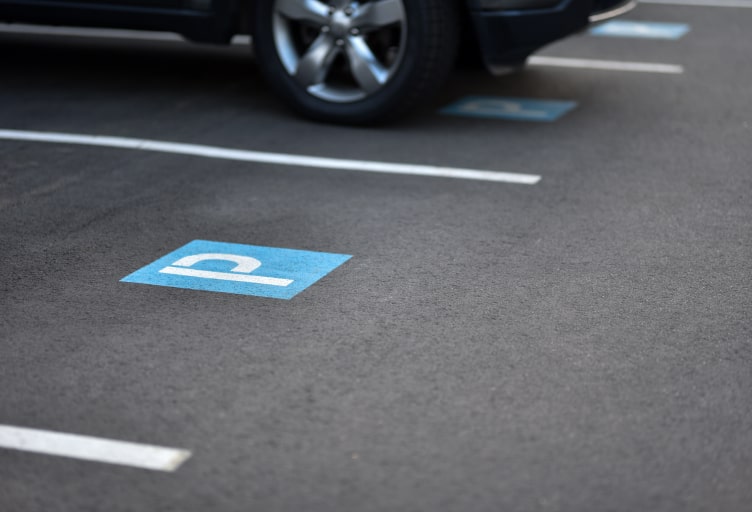Parkplätze mit gelben Trennlinien.