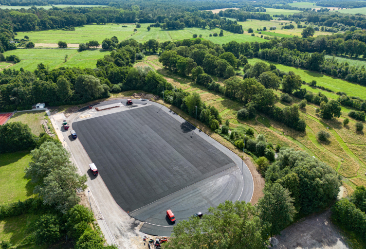 Sportplatz im Stadion mit einem Spielfeld und Tribünen.